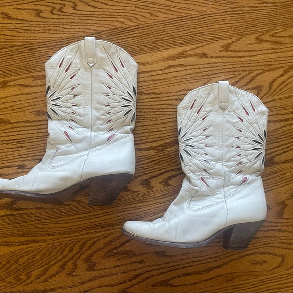 Dingo Leather Cowgirl Boots, White with Starburst Pattern, Size 8 - Picture 2 of 11